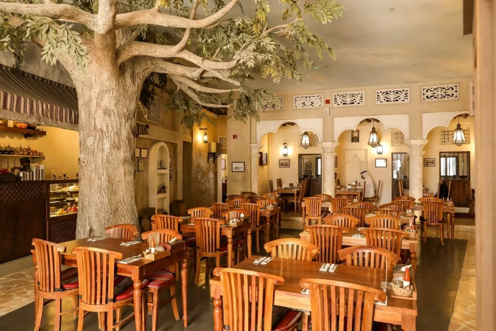 The Al Fanar Restaurant & Cafe is an essential culinary destination in Abu Dhabi, especially if you are looking for an authentic experience of Emirati gastronomy.