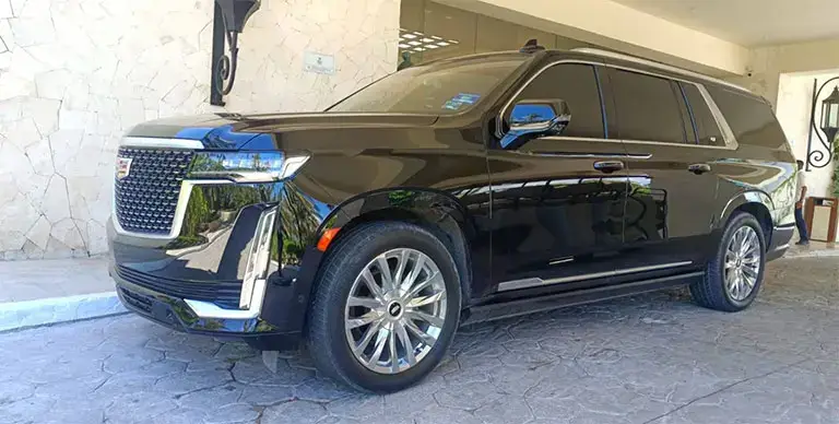 Transporte aeropuerto de lujo en SUV, ideal para hasta 6 pasajeros y con espacio para varias maletas. ¡Reserva el tuyo hoy!