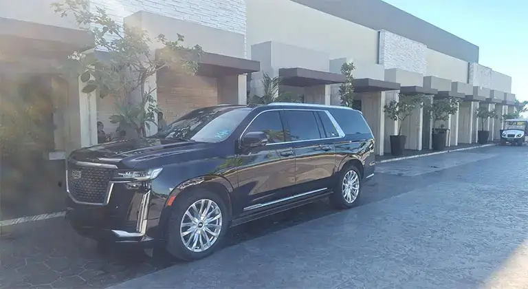 Transporte aeropuerto de lujo en SUV, ideal para hasta 6 pasajeros y con espacio para varias maletas. ¡Reserva el tuyo hoy!
