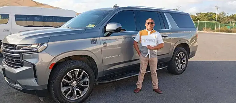 Equipo de Airport Transportation en traslados privados del aeropuerto de Cancún a Cancún y la Riviera Maya. ¡Reserva tu transporte privado hoy!