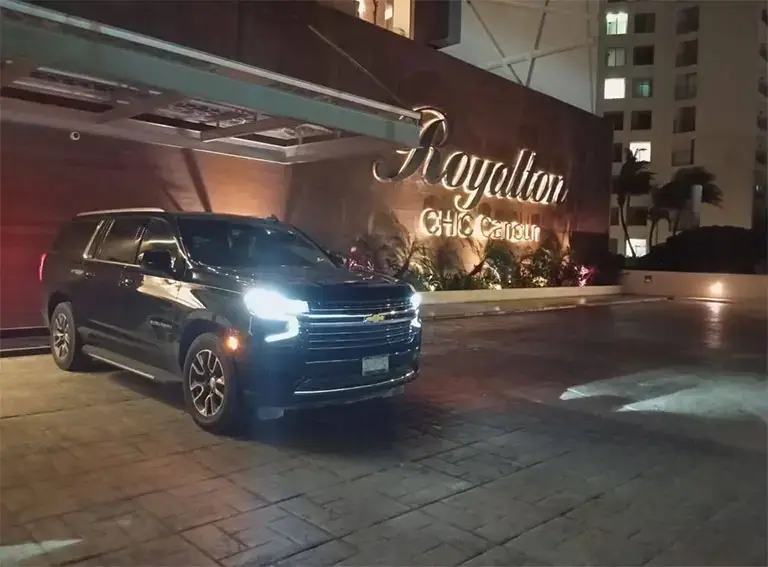 Transporte privado de lujo del aeropuerto de Cancún a Royalton Chic Cancún. Ideal para hasta 6 pasajeros y con amplio maletero. ¡Reserva el tuyo hoy!