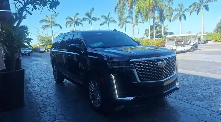Transporte aeropuerto de lujo en SUV, ideal para hasta 6 pasajeros y con espacio para varias maletas. ¡Reserva el tuyo hoy!