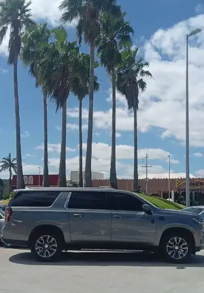 Transporte aeropuerto de lujo en SUV, ideal para hasta 6 pasajeros y con espacio para varias maletas. ¡Reserva el tuyo hoy!