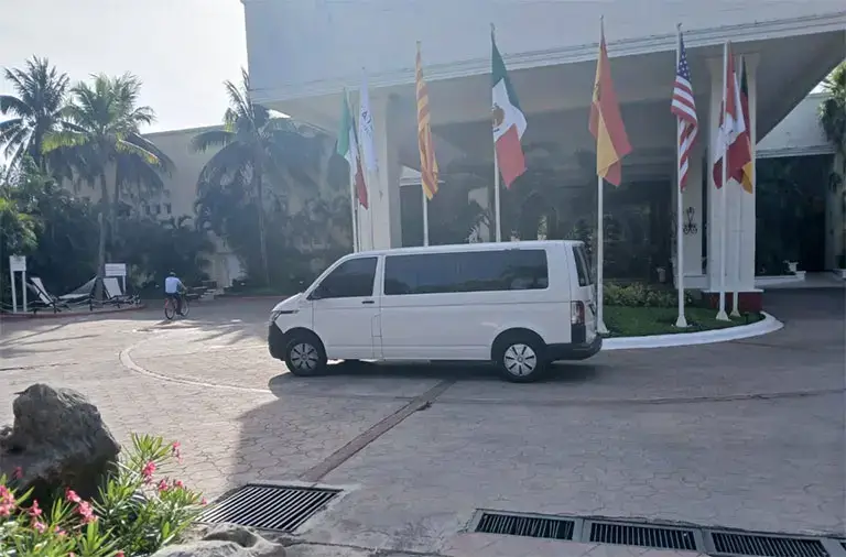 Transporte aeropuerto en van privada, para hasta 8 pasajeros con amplio maletero para varias maletas, en el lobby de un hotel. ¡Reserva el tuyo hoy!