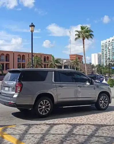 Transporte aeropuerto de lujo en SUV, llegando a un resort de la Zona Hotelera de Cancún. Traslado ideal para hasta 6 pasajeros. ¡Reserva ya!
