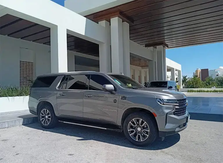 Transporte aeropuerto de lujo en SUV, ideal para hasta 6 pasajeros y con espacio para varias maletas. ¡Reserva el tuyo hoy!