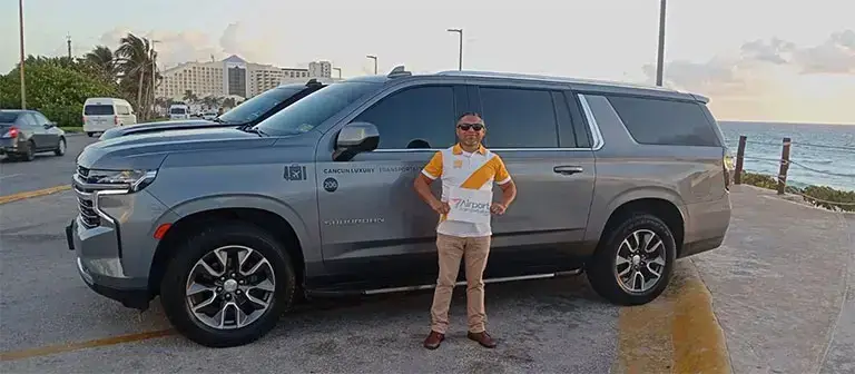 Equipo de Airport Transportation en traslados de lujo en la Zona Hotelera de Cancún. Transporte de lujo para hasta 6 pasajeros. ¡Reserva ya!