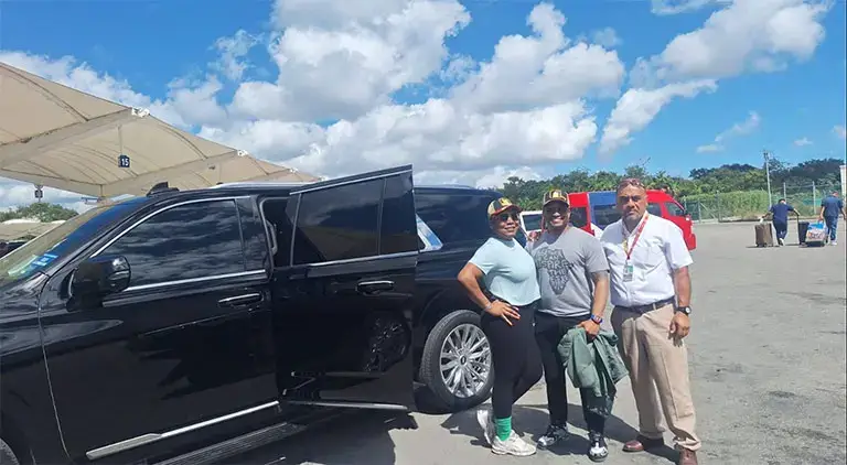 El equipo de Airport Transportation recibe a sus clientes en el aeropuerto de Cancún para llevarlos a su resort en la Riviera Maya. ¡Reserva el tuyo hoy!