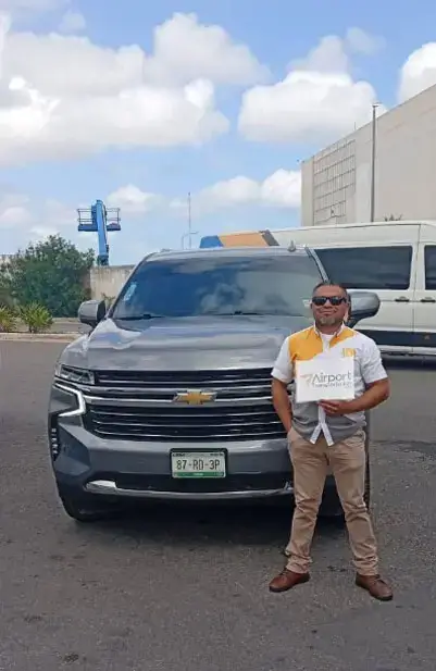 Equipo de Airport Transportation en traslados privados del aeropuerto de Cancún a Cancún y la Riviera Maya. ¡Reserva tu transporte privado hoy!
