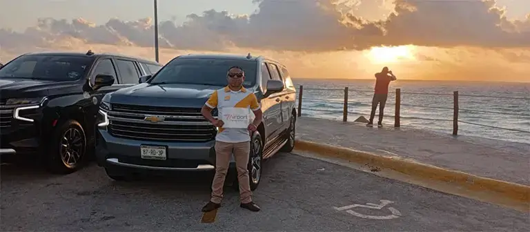 Equipo de Airport Transportation en traslados de lujo en la Zona Hotelera de Cancún. Transporte de lujo para hasta 6 pasajeros. ¡Reserva ya!