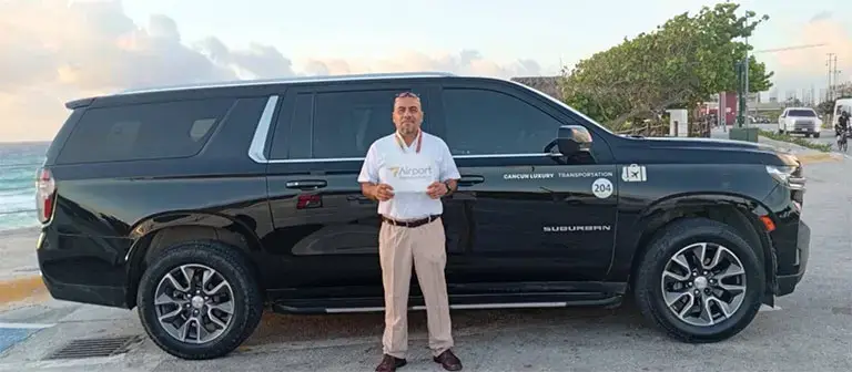Equipo de Airport Transportation en traslados de lujo en la Zona Hotelera de Cancún. Transporte de lujo para hasta 6 pasajeros. ¡Reserva ya!