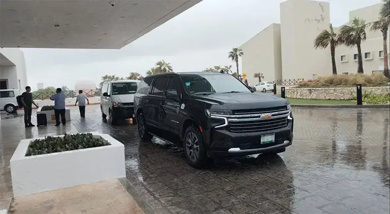Transporte aeropuerto de lujo en SUV, ideal para hasta 6 pasajeros y con espacio para varias maletas. ¡Reserva el tuyo hoy!
