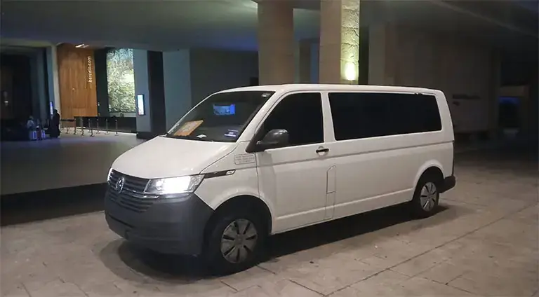 Transporte aeropuerto en van privada, para hasta 8 pasajeros con amplio maletero para varias maletas. ¡Reserva el tuyo hoy!