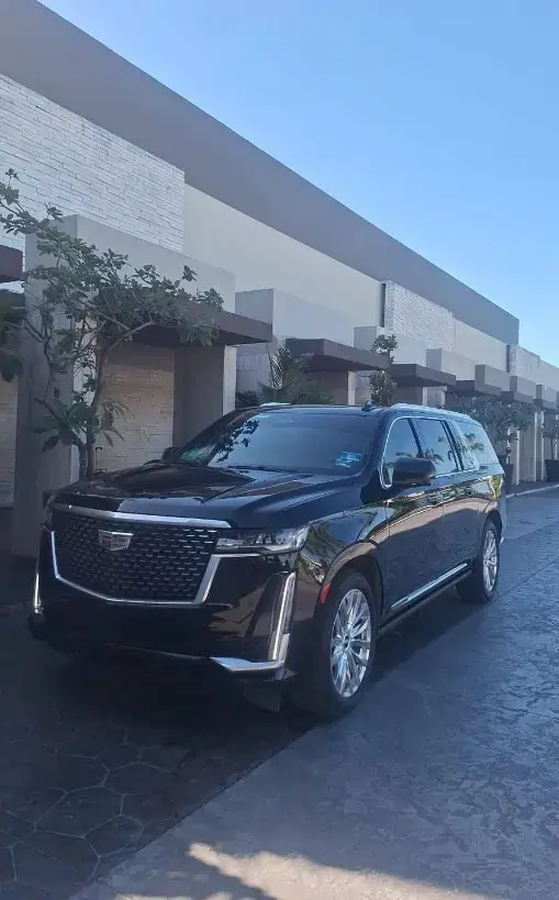 Transporte aeropuerto de lujo en SUV, ideal para hasta 6 pasajeros y con espacio para varias maletas. ¡Reserva el tuyo hoy!