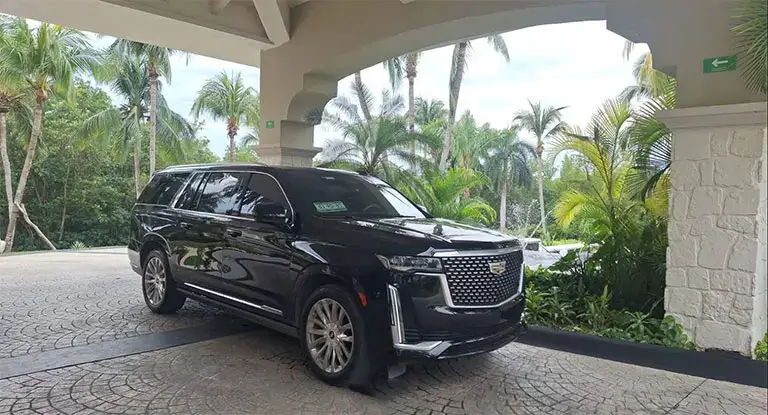 Transporte aeropuerto de lujo en SUV, ideal para hasta 6 pasajeros y con espacio para varias maletas. ¡Reserva el tuyo hoy!