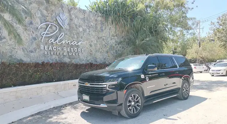Transporte privado de lujo del aeropuerto de Cancún a Palmar Beach, Riviera Maya. Ideal para hasta 6 pasajeros y con amplio maletero. ¡Reserva el tuyo hoy!