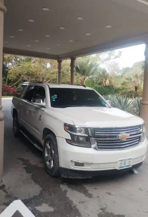 Transporte aeropuerto de lujo en SUV blanca, ideal para hasta 6 pasajeros y con espacio para varias maletas. ¡Reserva el tuyo hoy!