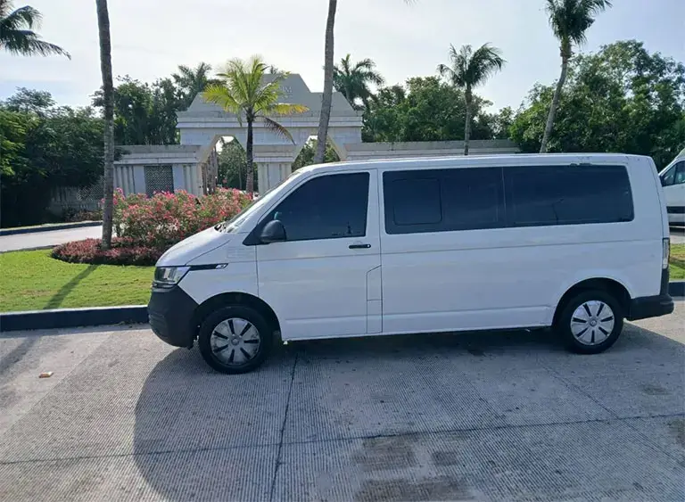 Transporte aeropuerto en van privada, para hasta 8 pasajeros con amplio maletero para varias maletas. ¡Reserva el tuyo hoy!